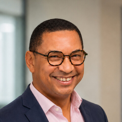 Portrait souriant de Patrick Dupont Beloeil Patrick Dupont Beloeil souriant, portant des lunettes et une chemise claire.
